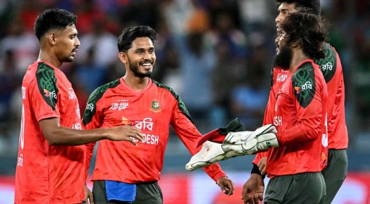 সাকিবকে ছাড়িয়ে ভারতের বিপক্ষে ইতিহাস গড়লেন মোস্তাফিজ